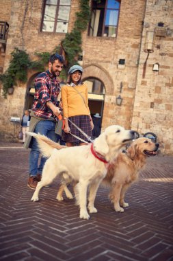 Köpek gülen ve yolculukta eğlenmek ile erkek ve kadın