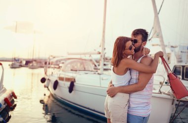 Gün batımında rıhtımda romantik çift