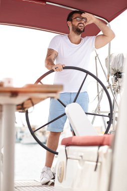 Boa'da yaz gününün tadını çıkaran adam