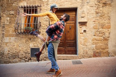 Tatiller - çift gülüyor ve yolculukta eğleniyor