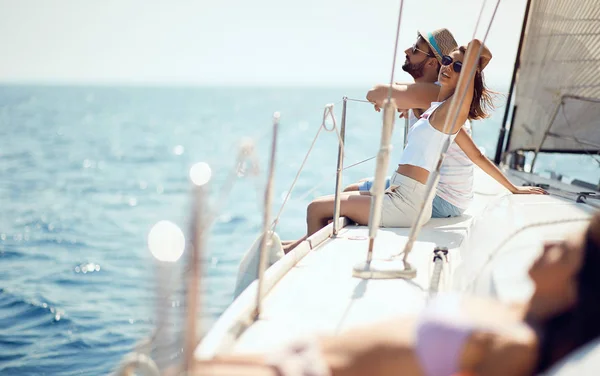Cruzeiro de férias. casal desfrutando de um dia de verão em um barco — Fotografia de Stock