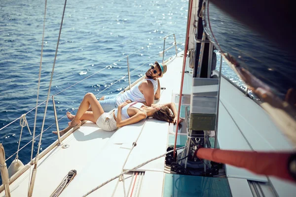 Casal no barco desfrutando no dia de verão — Fotografia de Stock