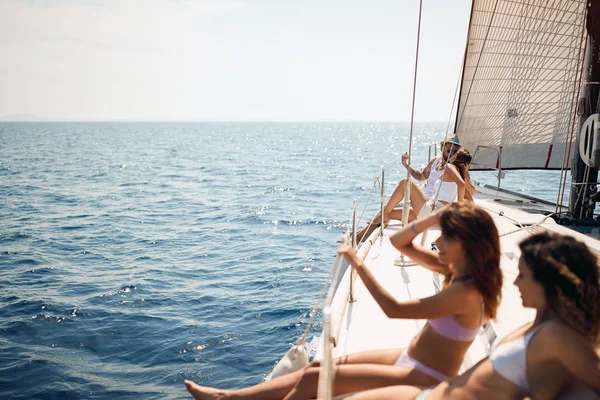 Vacaciones en crucero. Gente disfrutando de un día de verano en un barco — Foto de Stock