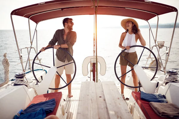 Casal sexy no barco de luxo desfrutar de férias — Fotografia de Stock