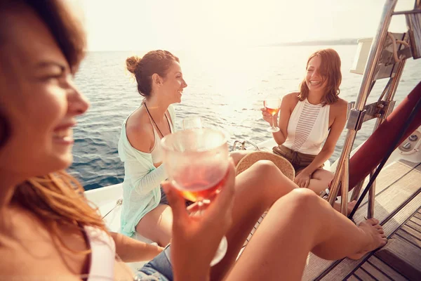 Grupo de amigos menina fazendo festa em barco à vela e beber vinho — Fotografia de Stock