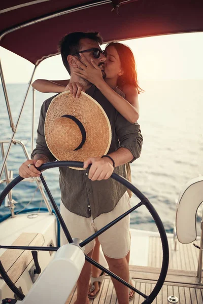 Romance de verão em férias - Casal romântico no barco de luxo — Fotografia de Stock