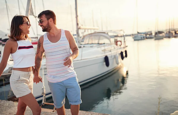 Man och kvinna i kärlek håller hand njuter av romantiska promenader — Stockfoto