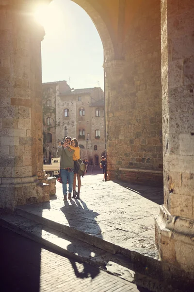 Man and girl taking pictures while enjoying in vacation on Italy — Stock Photo, Image