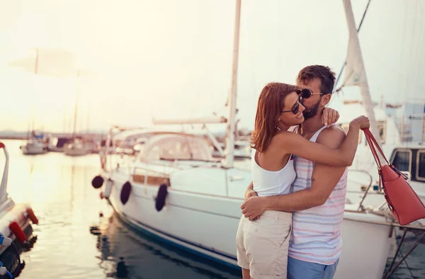 Couple romantique sur le quai au coucher du soleil — Photo