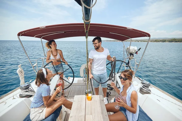 Vänner vilar på en yacht och ha kul — Stockfoto