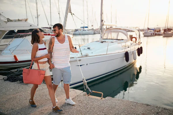 Lachende man en vrouw in liefde houden hand genieten in romantisch wandelen — Stockfoto