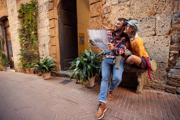 Man and woman with map in the city — Stock Photo, Image