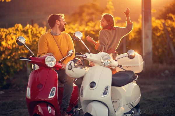 Romantische Reise auf dem Motorroller bei Sonnenuntergang im Urlaub — Stockfoto