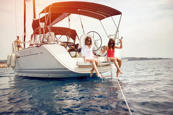 Mulher alegre está festejando em um barco — Fotografia de Stock