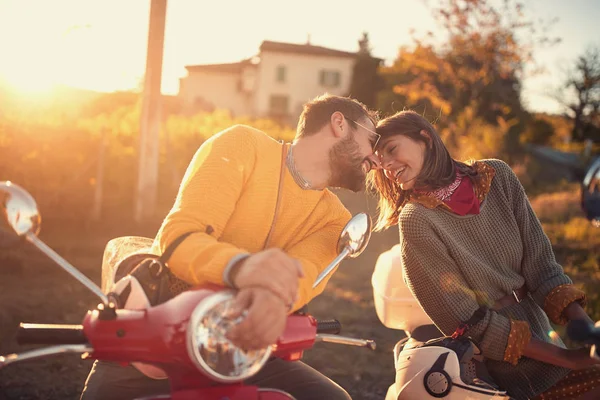 Romantik çift bir scooter sürme ve yolculuk zevk — Stok fotoğraf