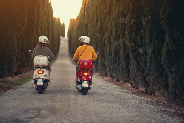 Casal montando uma scooter na viagem — Fotografia de Stock