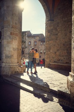 sevgi dolu bir çiftin romantik yolculuğu