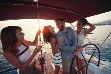 Deniz ve parti de bir seyir için güzel bir gün