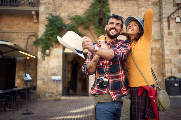 Resor turister man och kvinna medan du njuter av semester — Stockfoto