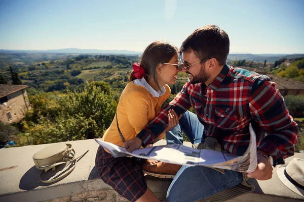 Tourist man and girl using map as guide on vacation — Stock Photo, Image