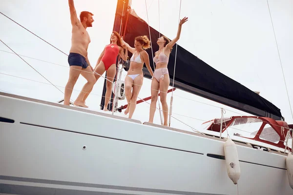 Amigos que fazem festa no barco à vela — Fotografia de Stock