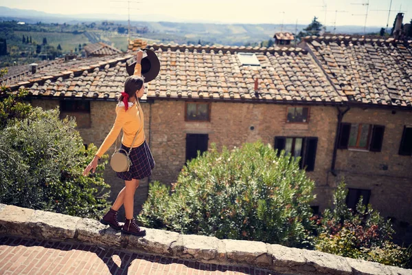 토스카나를 방문하는 이탈리아에서 관광객 소녀 — 스톡 사진