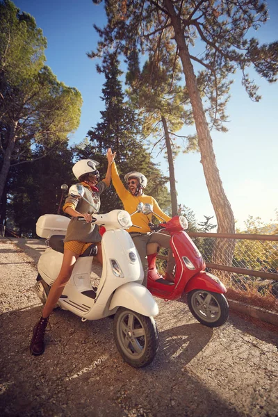 欢快的夫妇骑摩托车，在旅途中玩得开心 — 图库照片