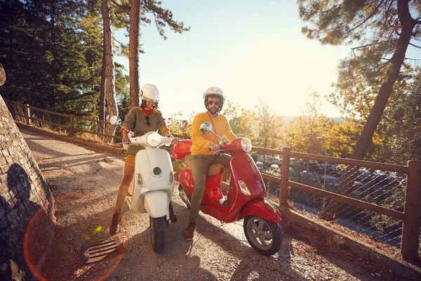 Homem e mulher montando uma scooter e se divertindo na viagem — Fotografia de Stock