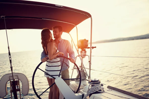 Casal desfrutando no barco de luxo ao pôr do sol — Fotografia de Stock