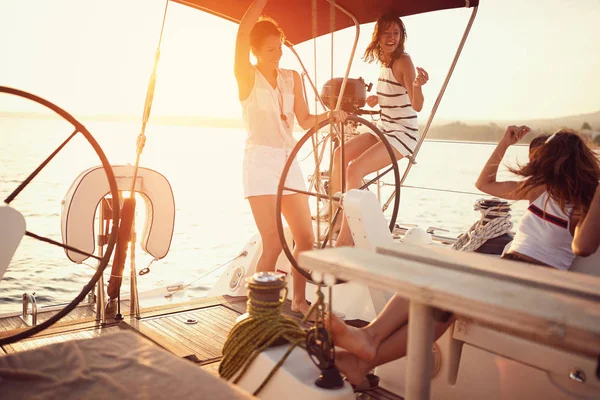 Jóvenes se divierten en el yate al atardecer . — Foto de Stock