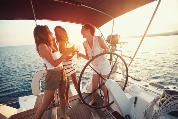 若い美しい女性は 日没時にヨットで楽しみを持っています — ストック写真