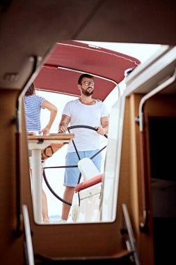 Yatta yelken gülümseyen adam - tatil, seyahat, deniz, dostluk ve insanlar