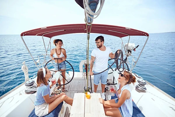 Az emberek pihenő egy jachton bort inni nyári vakáció — Stock Fotó