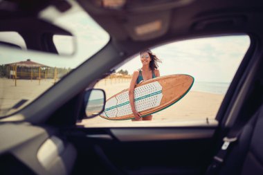 Sahildeki kadın. su sporları. Sağlıklı Aktif Yaşam Tarzı. Sörf