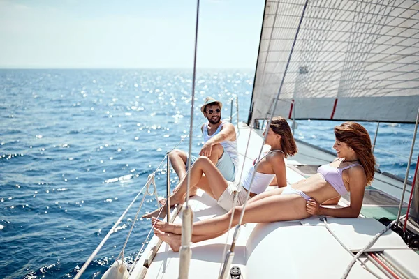 Ludzie na łodzi korzystających w letni dzień — Zdjęcie stockowe