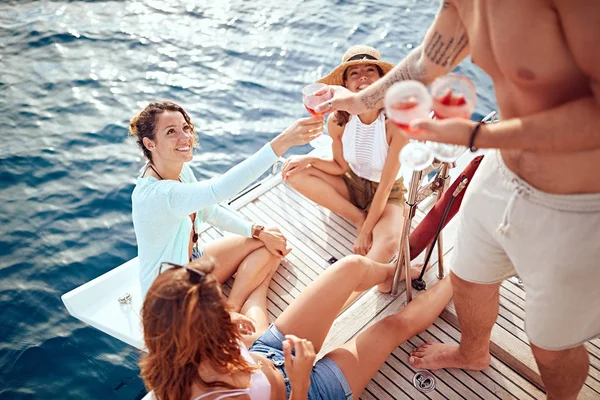 Grupo de amigos teniendo fiesta en velero —  Fotos de Stock