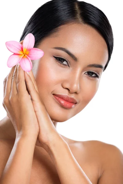 Encantadora mulher balinesa com pele destemida — Fotografia de Stock