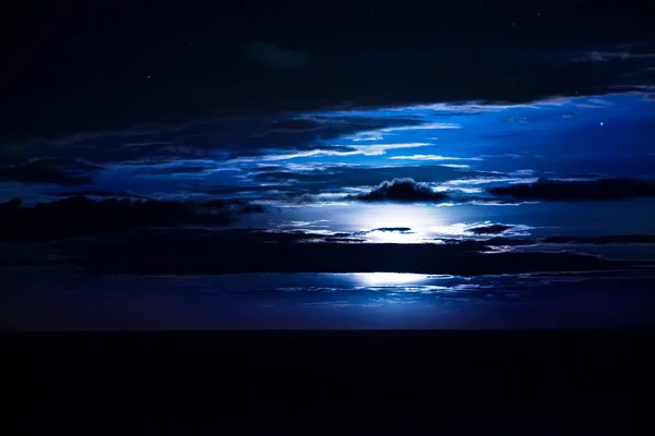 Cielo nocturno con luna y estrellas — Foto de Stock