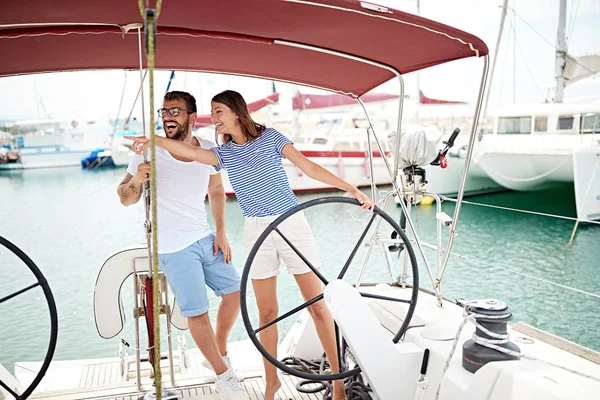 Par på Yacht på hjul som går på Ocean Trip — Stockfoto