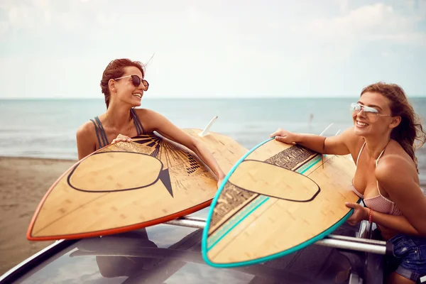 Junge Surferinnen am Strand bereiten sich im Urlaub auf das Surfen vor — Stockfoto