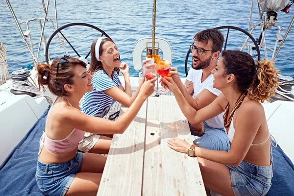 People toasting drinks on the yacht deck and laughing, boat trip — Stock Photo, Image