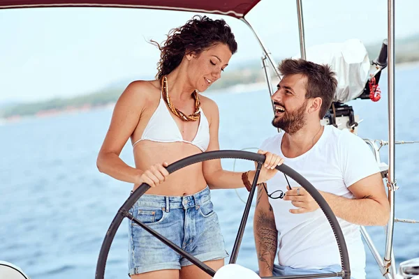 Gli amanti che navigano in un mare sullo yacht — Foto Stock