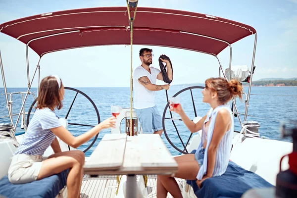 Friends sailing in a sea on the yacht — Stock Photo, Image