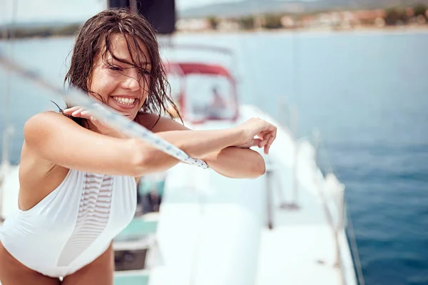 Усміхнена дівчина стоїть на розкішній яхті і насолоджується — стокове фото