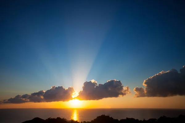Прекрасний захід сонця з сонцем за хмарою — стокове фото