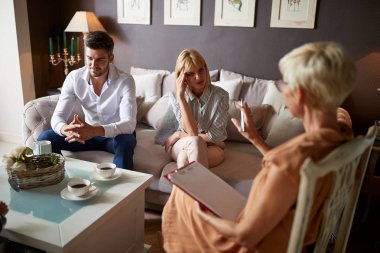 Kocası dinleme psikoloğu ile endişeli karısı 