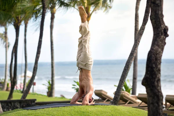 Hombre en pose de yoga — Foto de Stock