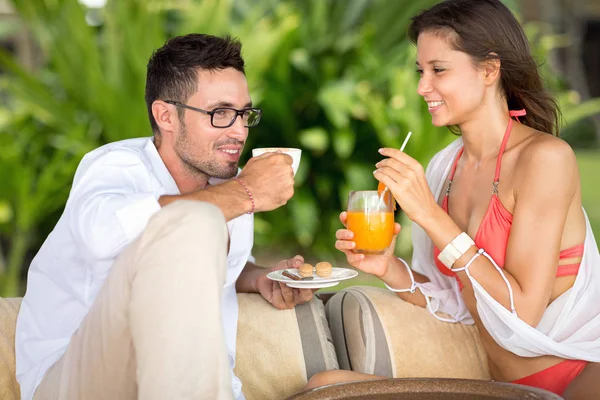 젊은 커플 즐기는 에 음료 — 스톡 사진