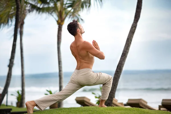Junger gesunder Mann beim Yoga — Stockfoto