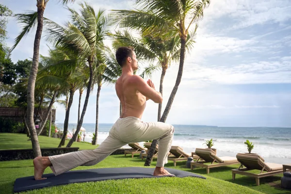 Bell'uomo sano di yoga — Foto Stock